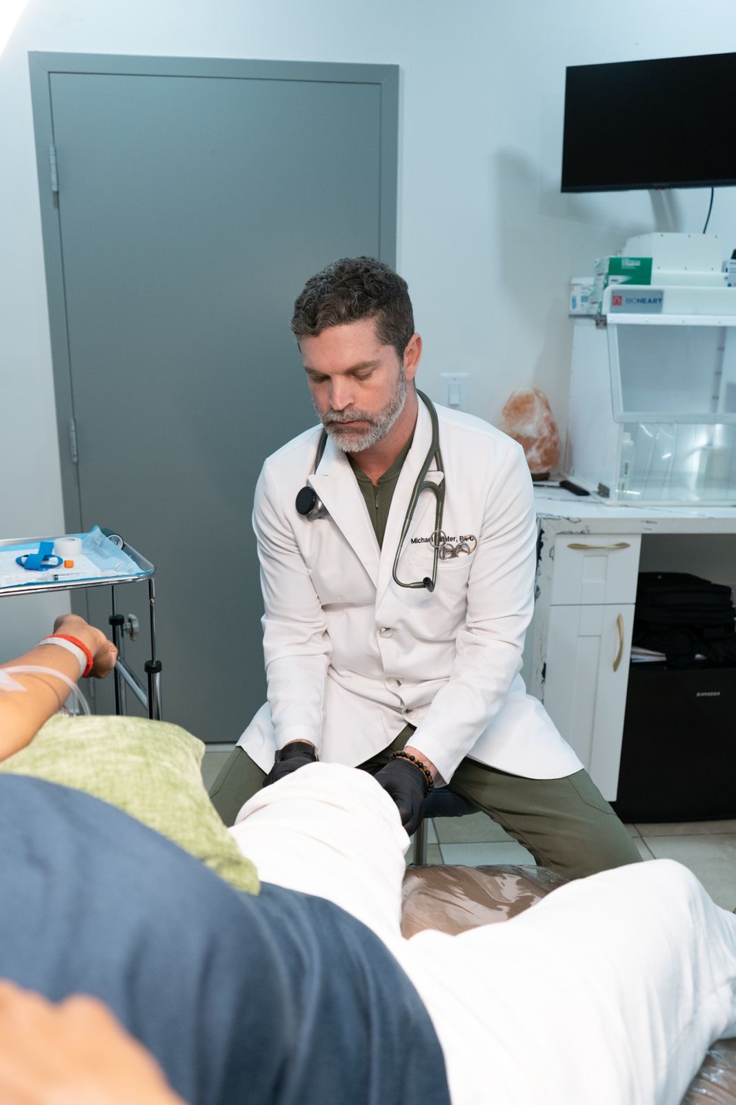 Vytara practitioner providing IV therapy