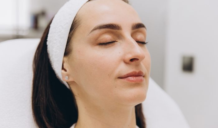 Cosmetologist,Injecting,Botulinum,Toxin,Into,A,Woman's,Face,At,A